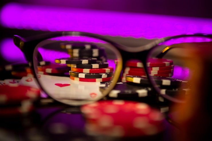 Antarmuka permainan Caribbean Stud Poker dengan kartu terbuka dan tombol keputusan yang jelas